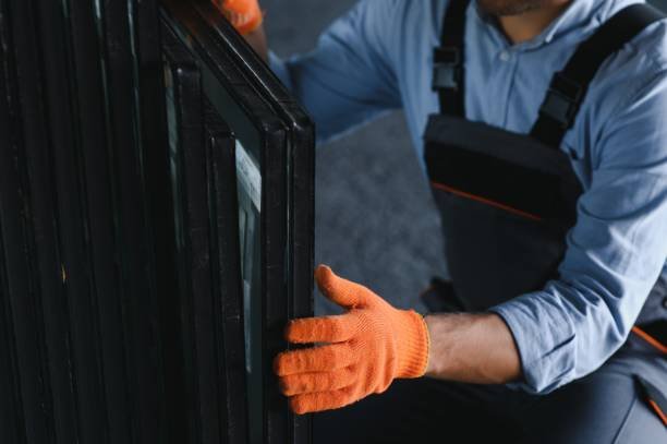 Window installation: Craftsmen install windows
